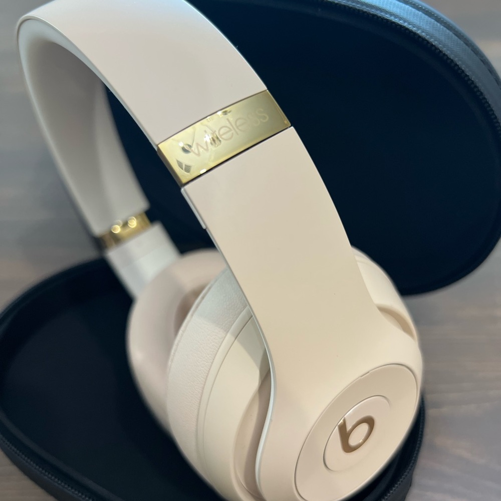 COPY - BeatsStudio3 Bluetooth wireless headphones